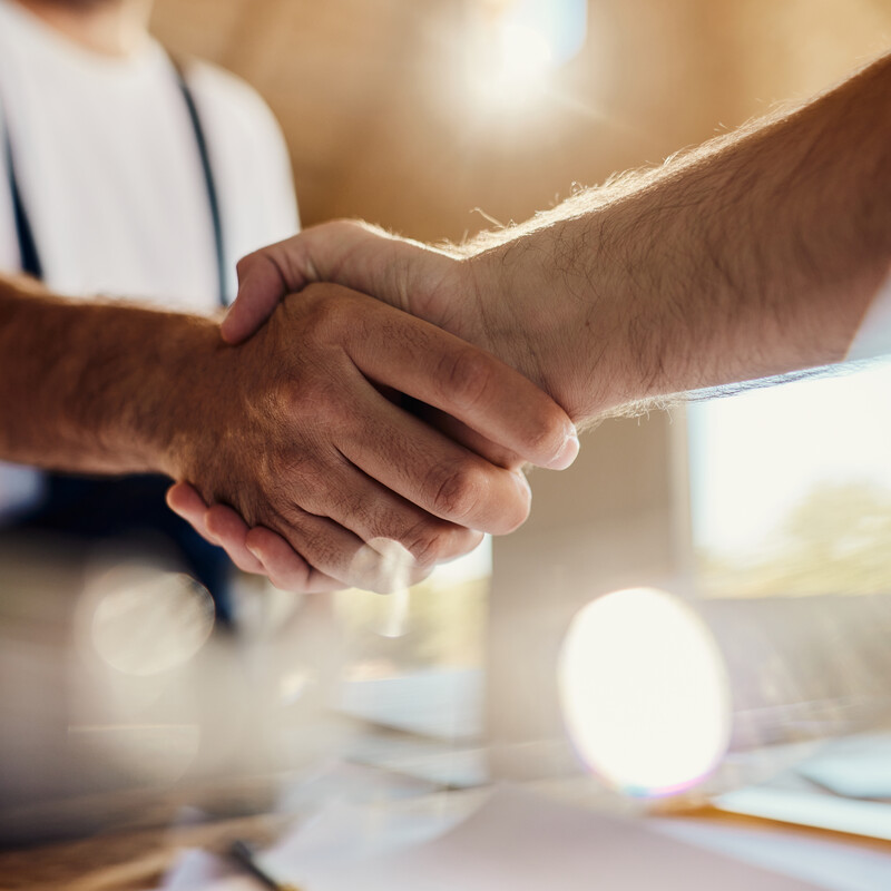 Zwei Personen schütteln sich die Hände