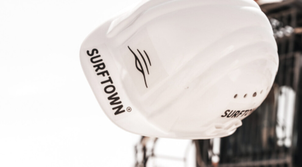 Bauhelm im o2 SURFTOWN MUC Logo
