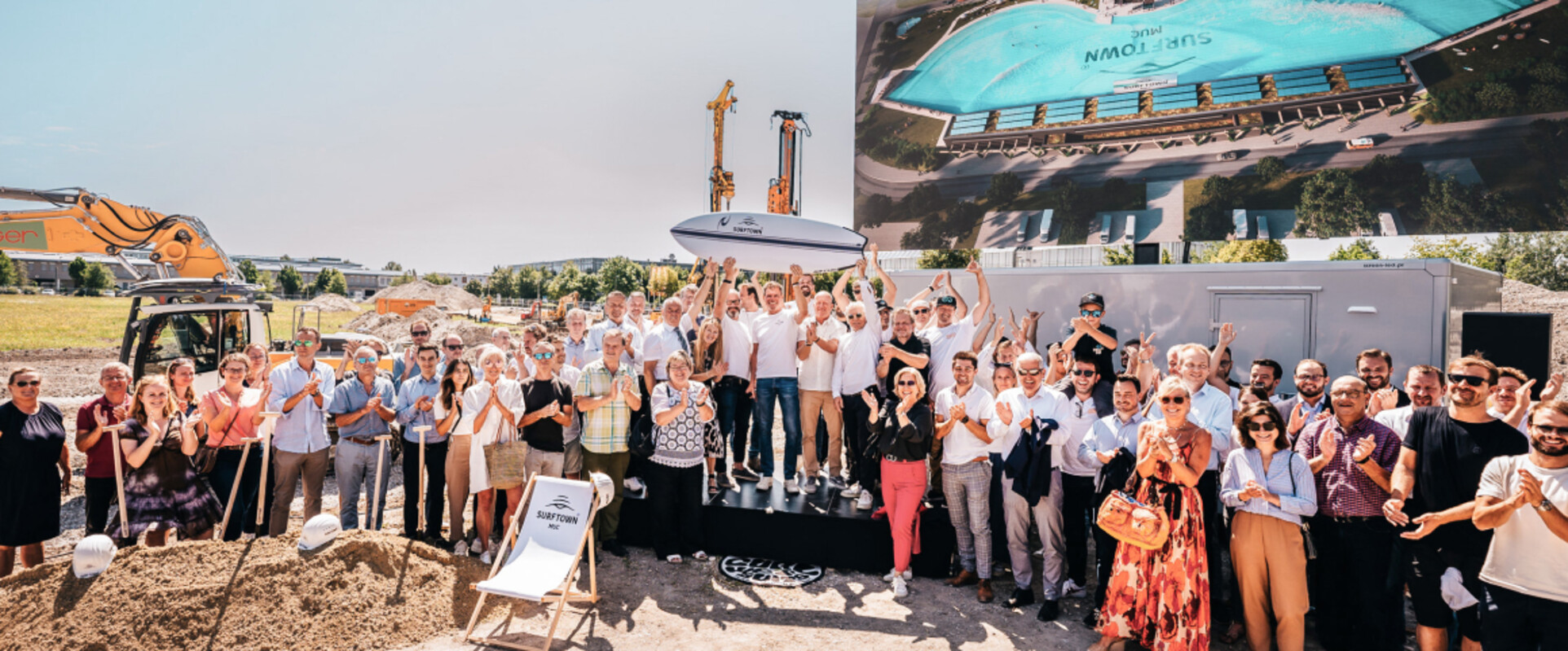 Beim Spatenstich von o2 SURFTOWN MUC jubelt eine Menschenmenge.